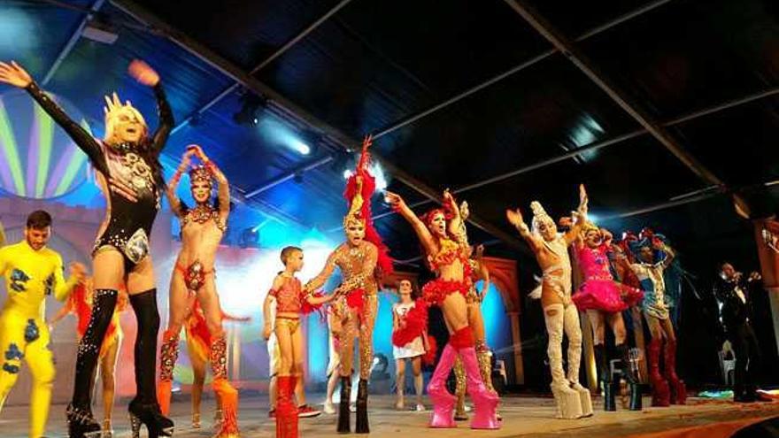 La gala Drag Queen deslumbra a los asistentes al Carnaval de Corralejo