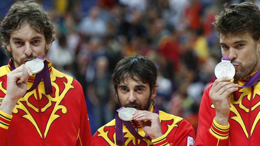 Los hermanos Gasol y Navarro posan con la medalla