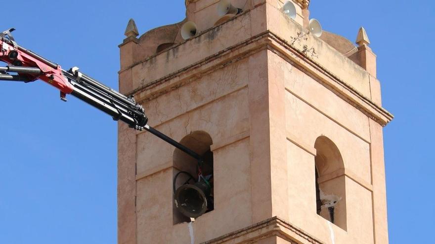 Instalación de las campanas restauradas de Zarra.