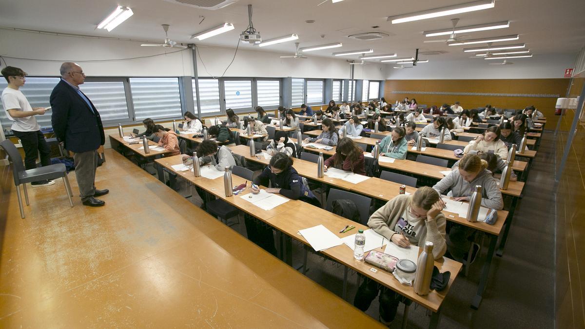 Alumnas de ESO y Bachillerato, el sábado pasado en la primera Olimpiada Matemática Femenina celebrada en la UPC.