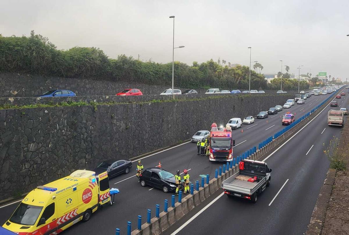 Accidente por un choque múltiple en la TF-5, a la altura del aeropuerto en dirección a Santa Cruz de Tenerife