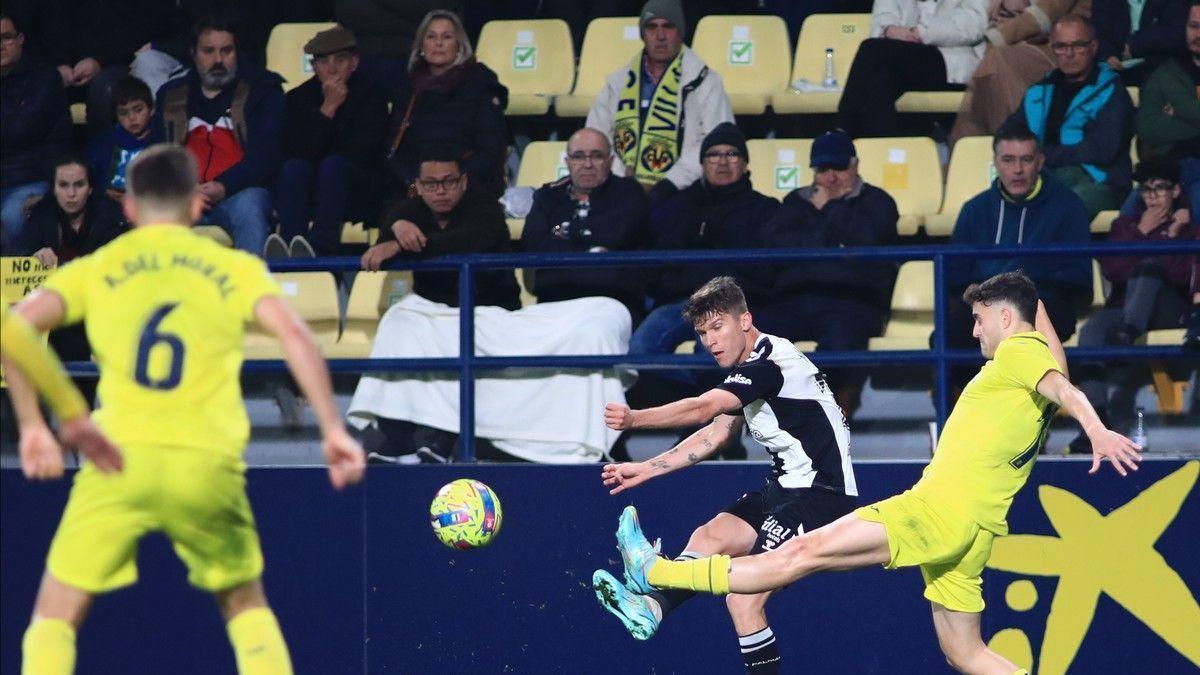 Marc Cardona filtra un pase entre dos defensores del Villarreal B