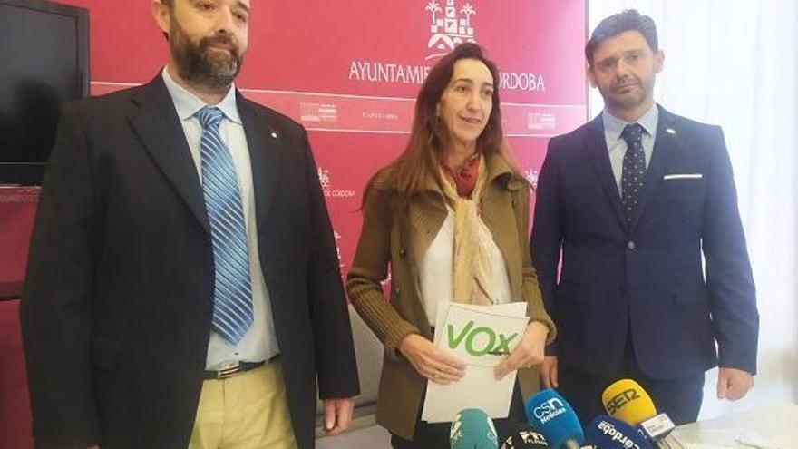 Vox fía su apoyo al presupuesto a la externalización de servicios y al recorte de ayudas a la cooperación