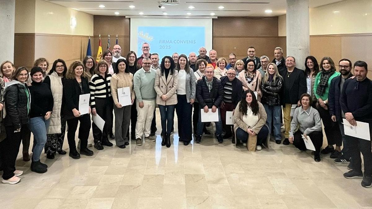La imagen de autoridades y representantes de los colectivos, tras la firma de convenios