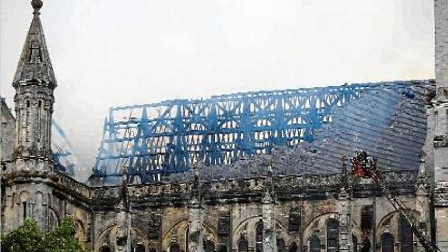 Un incendi crema part d&#039;una basílica de Nantes