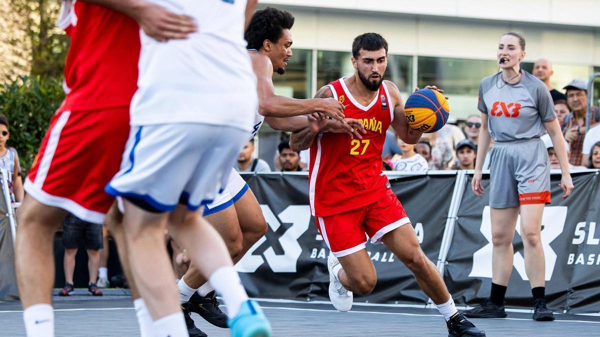 Fernando Bello controla el balón en un partido de la Liga de Naciones de baloncesto 3x3.