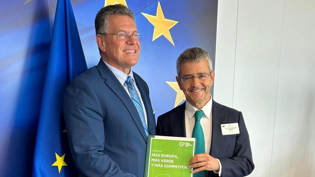 El presidente del Grupo Español para el Crecimiento Verde, Gonzalo Sáenz de Miera, entrega en Bruselas un manifiesto al vicepresidente de la Comisión Europea, Maroš Šefčovič.