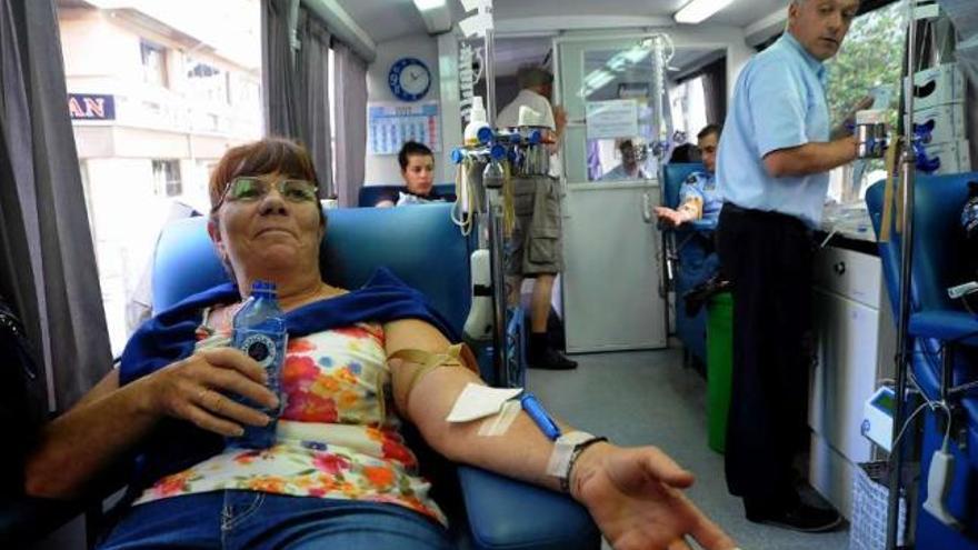 Uña señora dona sangre el pasado verano en Vilagarcía, en el autobús del Centro de Transfusión.  //I. Abella