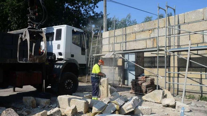 Operarios trabajando ayer en el cementerio de Bueu. // Gonzalo Núñez