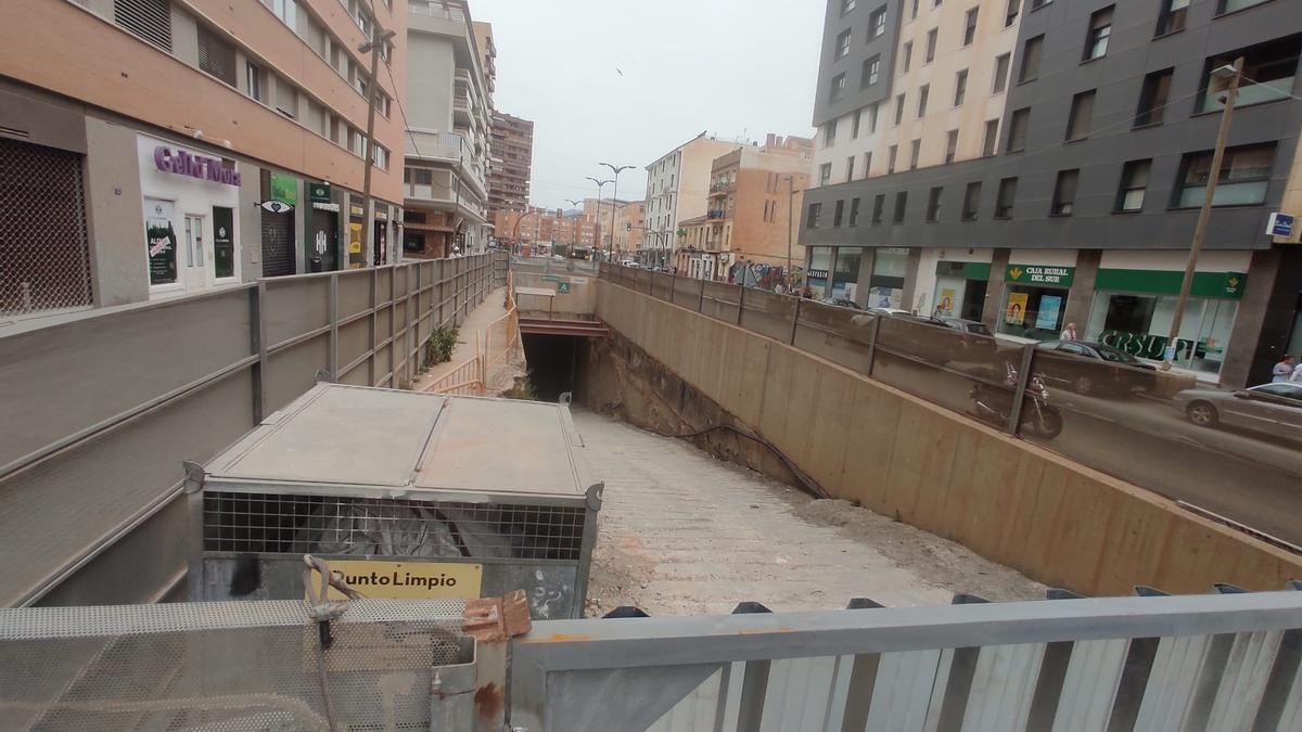 La rampa utilizada por la maquinaria para las obras del túnel.