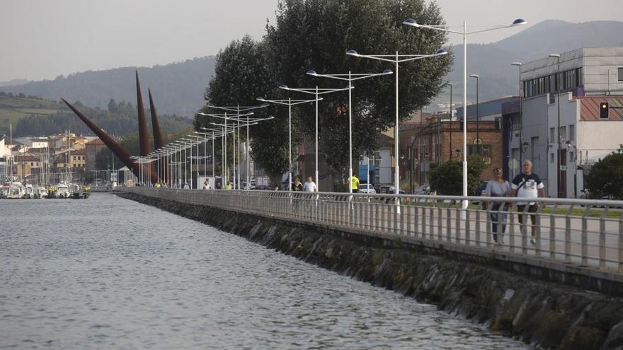 El paseo de la ría de Avilés