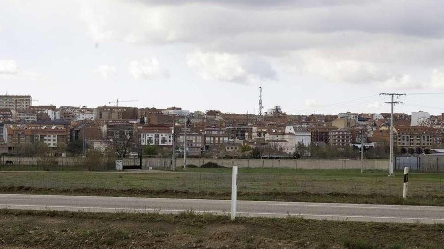 Vista de Benavente desde la carretera nacional N-525 .