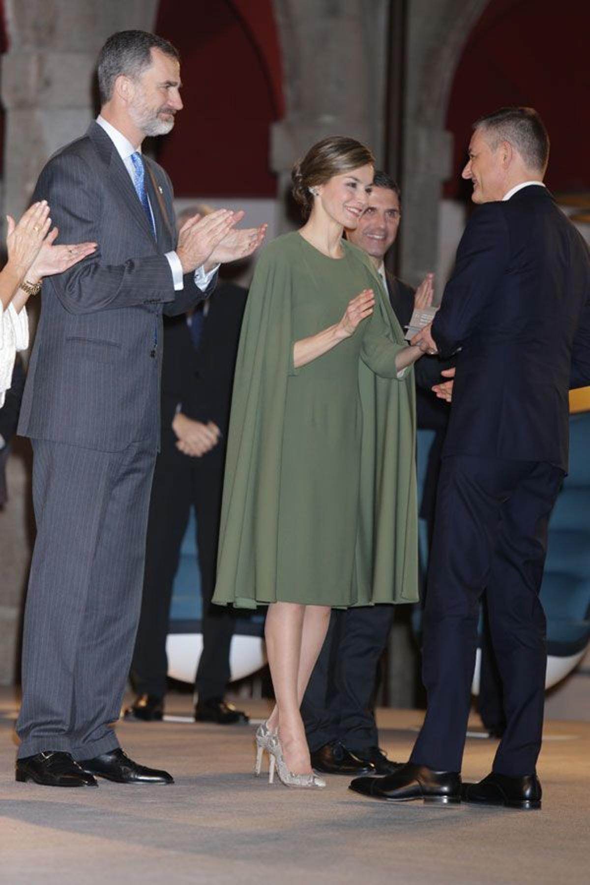 Letizia Ortiz y su sorprendente vestido verde con capa con accesorios estampados