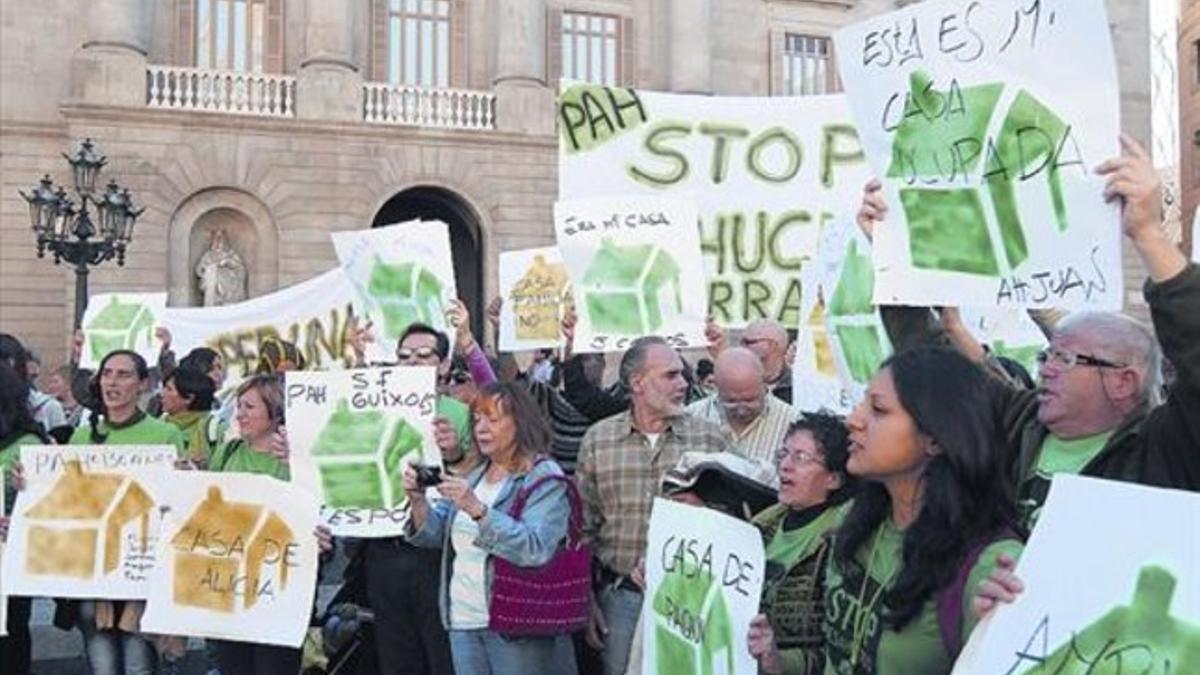 Manifestación de miembros de la PAH en la plaza de Sant Jaume el pasado 5 de noviembre.