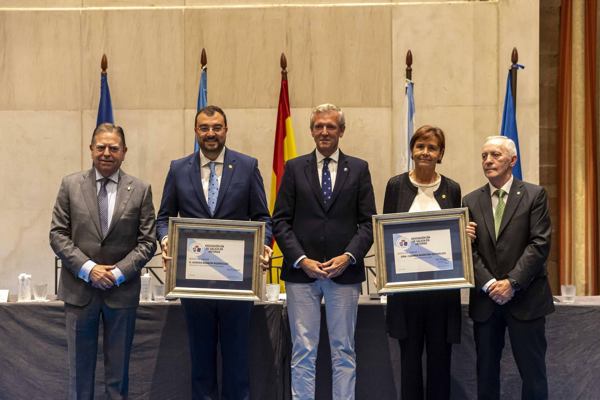 La Asociación Día de Galicia en Asturias entrega su medalla de oro a Adrián Barbón y Carmen Moriyón
