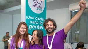 Julián Moreno, a la derecha, en un acto de Podemos. 