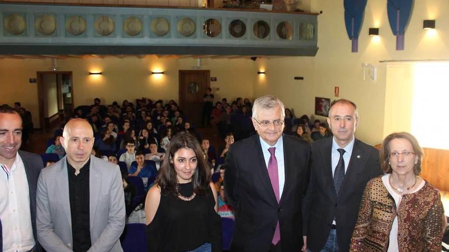 El profesor de Lengua del Galileo Galilei Julio González; el director del Instituto, Javier Santos; la alumna Inma Fernández, Torres Dulce, el coordinador del Foro, Luis Felipe Fernández, y la docente Ana Villameriel.