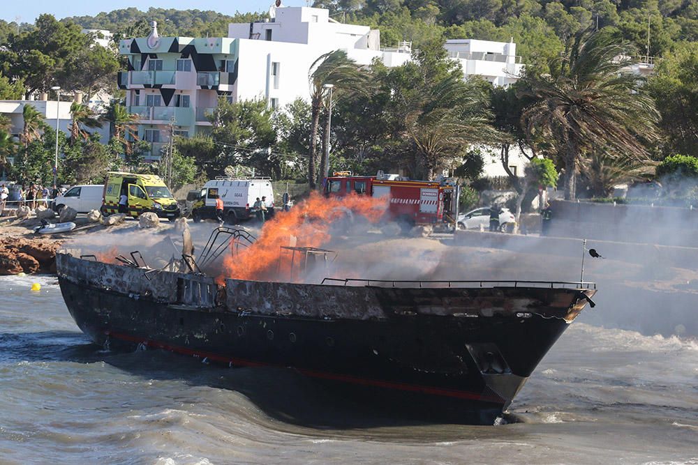 Arden dos barcos enfrente de la costa de Ibiza