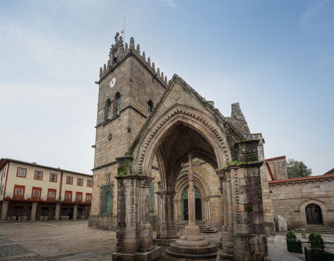 Monumento gótico de la Batalla del Salado en Guimaraes.