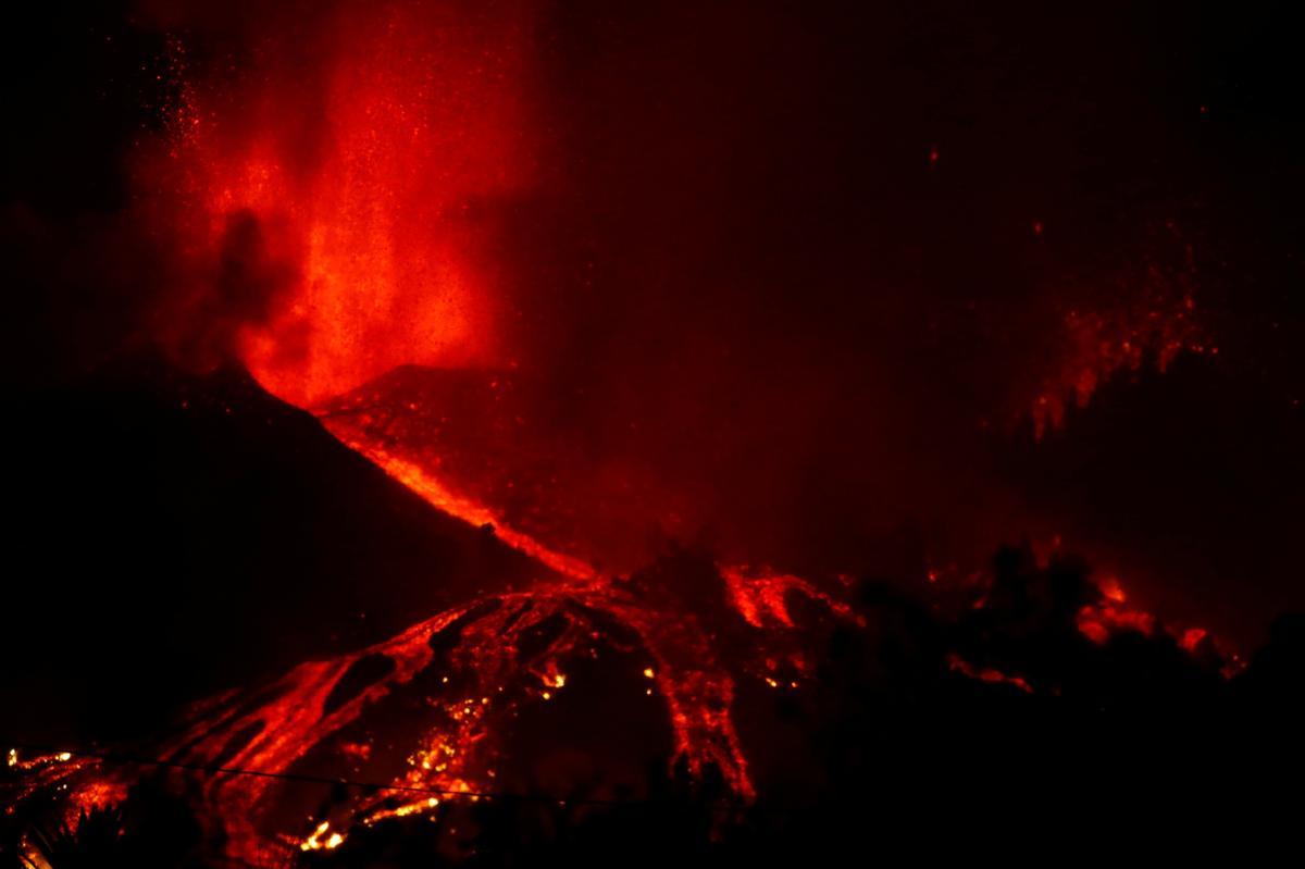 La lava fluye ladera abajo en El Paso, en la isla canaria de La Palma, tras la erupción del volcán.