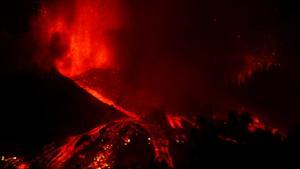 La lava fluye ladera abajo en El Paso, en la isla canaria de La Palma, tras la erupción del volcán.
