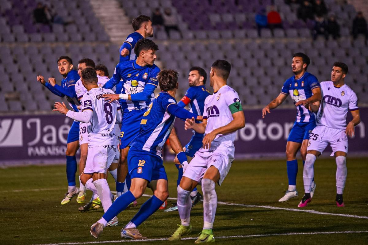 Un lance del juego entre Real Jaén - Lorca Deportiva