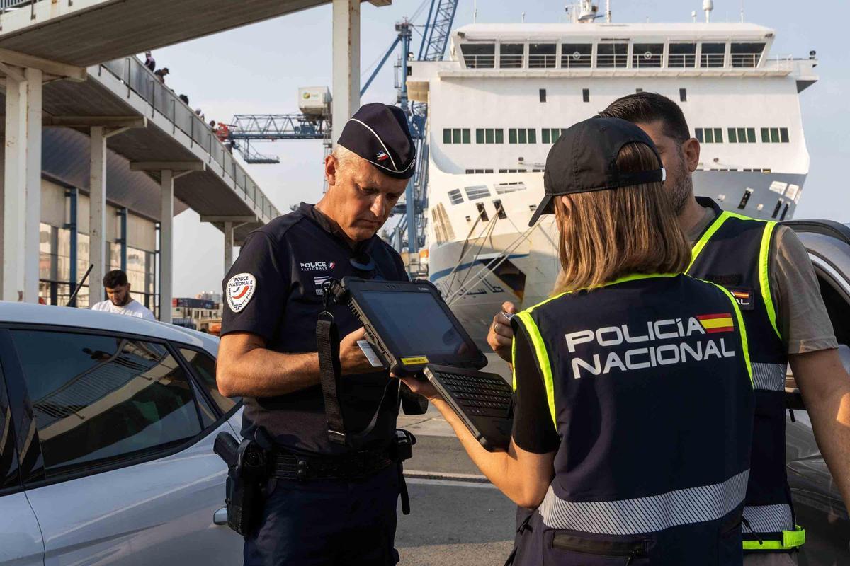 España y Francia colaboran para frenar el tráfico de vehículos robados en ferrys hacia Argelia desde Alicante España y Francia colaboran para frenar el tráfico de vehículos robados en ferrys hacia Argelia desde Alicante