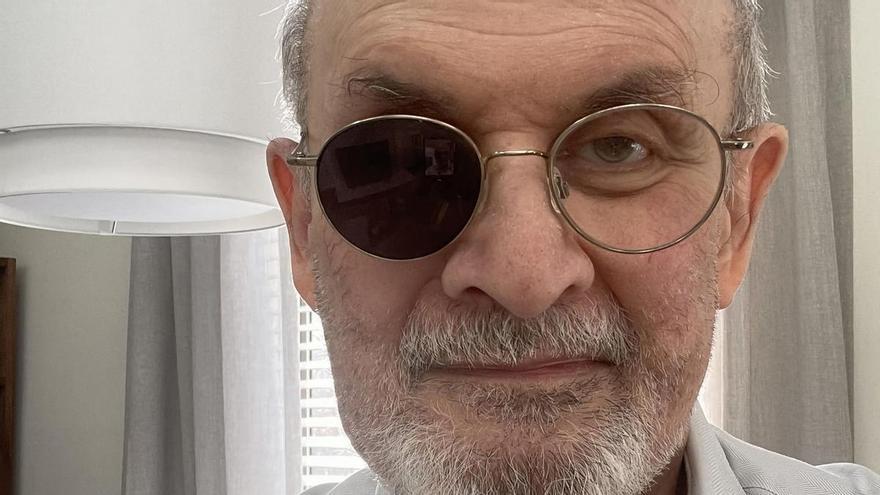 Salman Rushdie reaparece en Nueva York: “La violencia no debe disuadirnos”