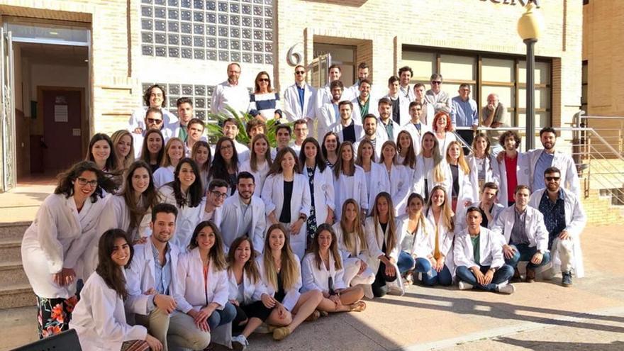 Estudiantes de la primera promoción de Medicina