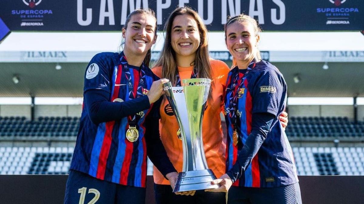 Patri Guijarro, Cata Coll y Mariona Caldentey posan con la Supercopa ganada en enero