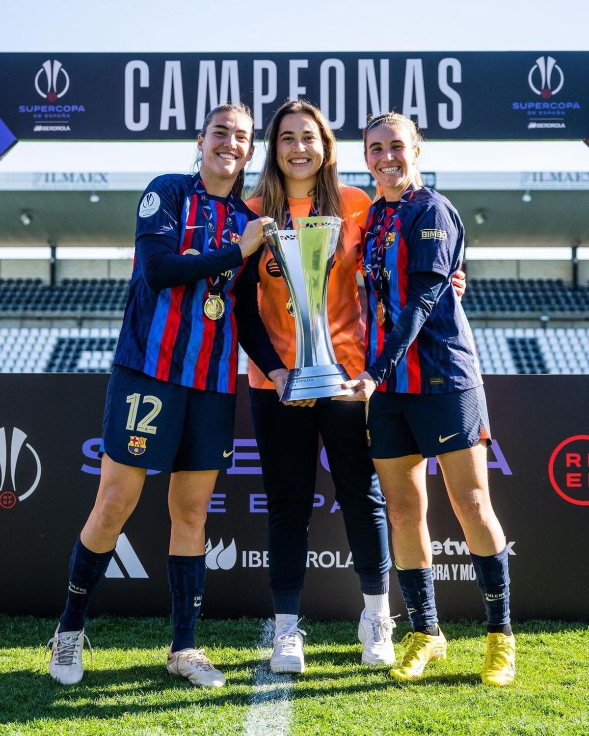 fútbol. femenino. Patri Guijarro, Cata Coll y Mariona Caldentey posan con la Supercopa ganada en enero de 2023