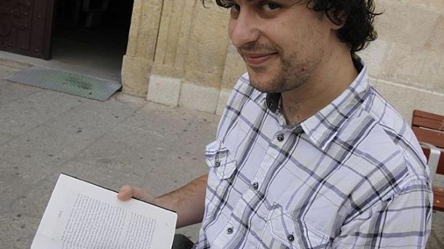 David Refoyo con un ejemplar de su novela.