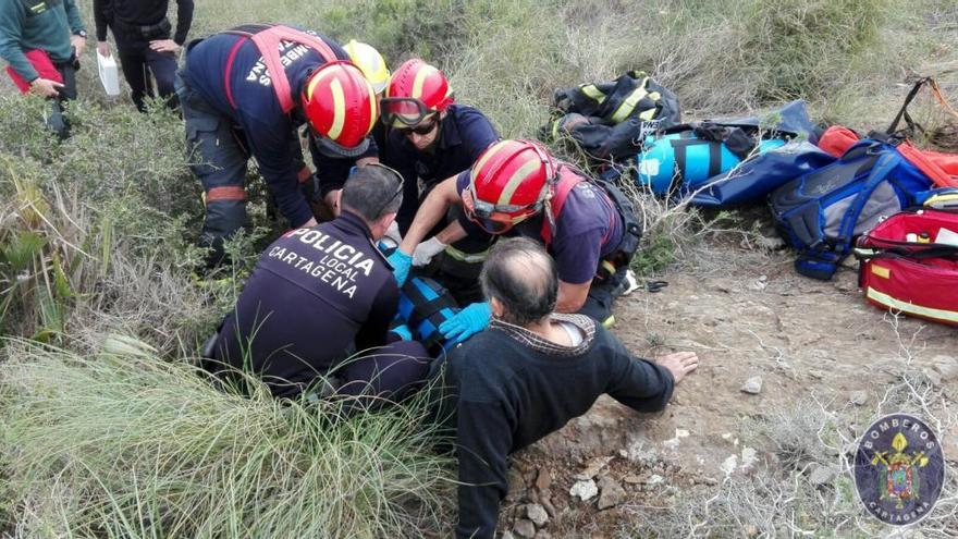 Trasladan a un senderista de 68 años con varias fracturas en una pierna  al Santa Lucía