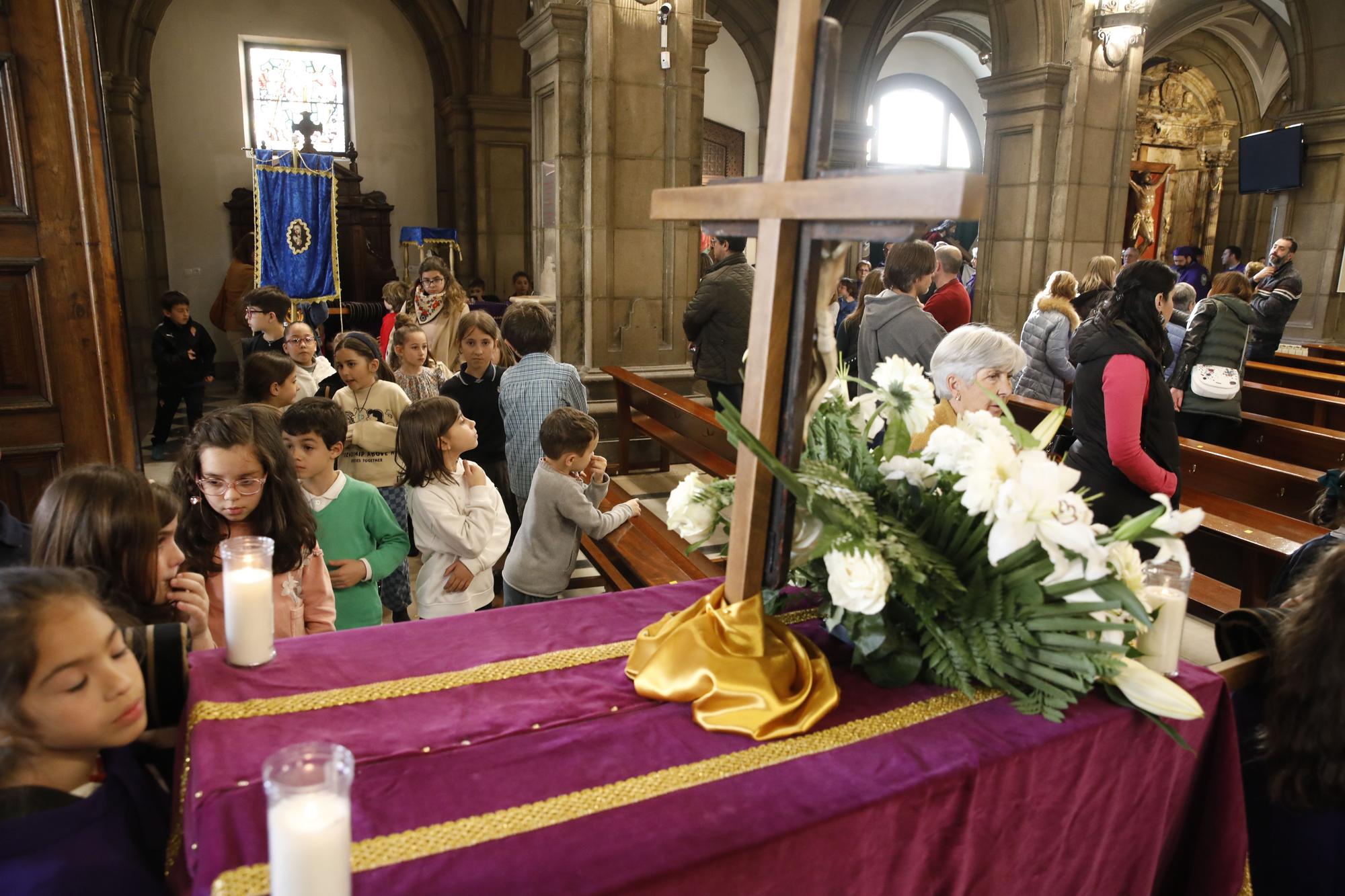 En imágenes: El Vía Crucis de los niños adelanta en San José la Semana Santa de Gijón