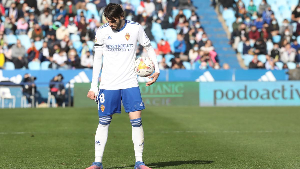 Eugeni se dispone a lanzar una falta en un partido del Zaragoza.