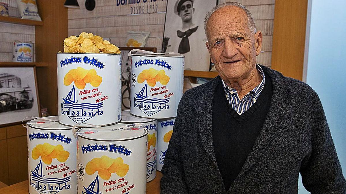 César Bonilla junto a varias latas de patatas de la firma.   | // L.O.