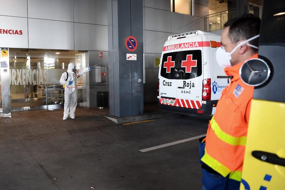 Cuarenta y ocho efectivos militares, con quince vehículos, desarrollarán tareas de desinfección de infraestructuras y lugares concurridos, empezando por el Hospital Universitario de A Coruña.
