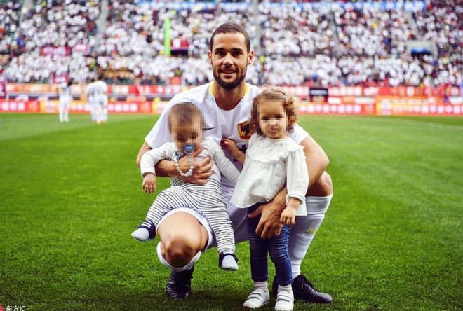 Mario Suárez y sus hijos en el terreno de juego