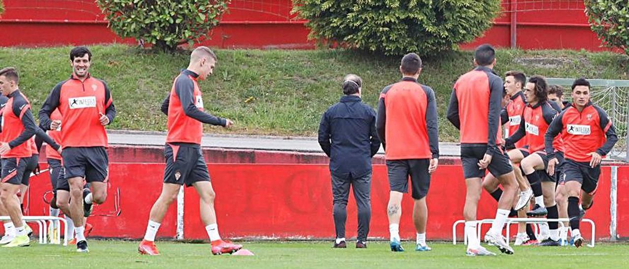 Por la izquierda, Valiente y Cumic, en el ensayo de ayer. | Ángel González