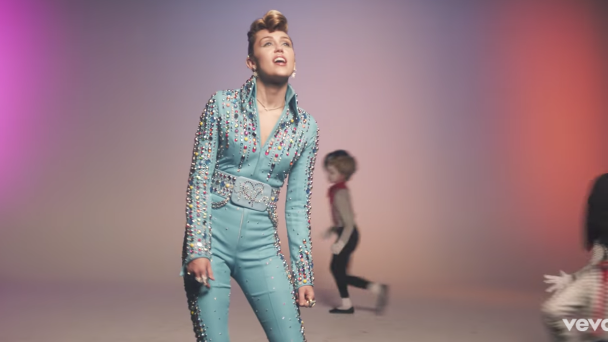 Miley Cyrus, a lo Elvis Preysler en su videoclip 'Younger now'