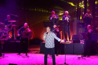 La última ovación de Oviedo a Bertín Osborne: el cantante se despide de sus fans repasando 45 años de historia