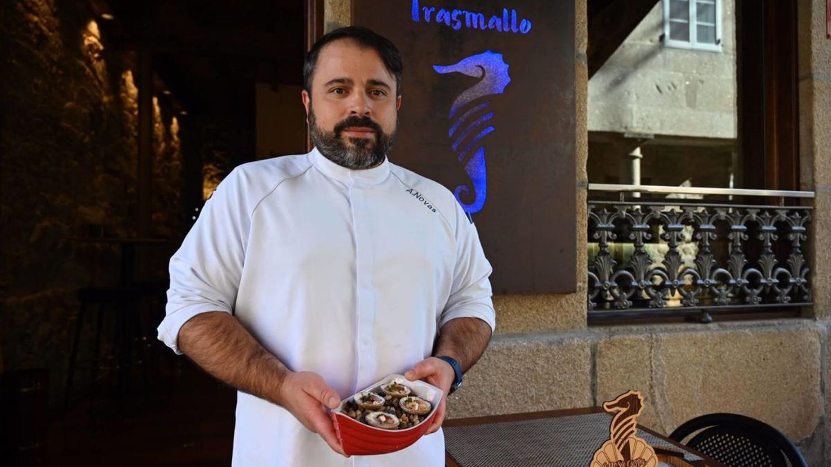 Novás posa junto a un plato habitual. La tapa de este año todavía no ha visto la luz.