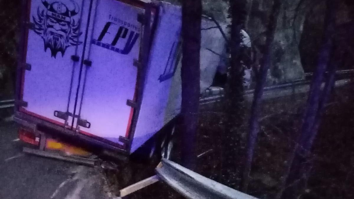 El tràiler bolcat a Osor