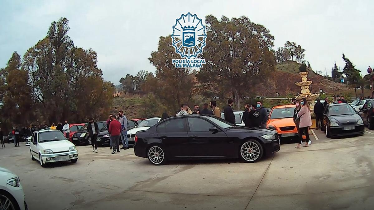 Numerosos coches y personas en el aparcamiento del restaurante ubicado en Los Montes.