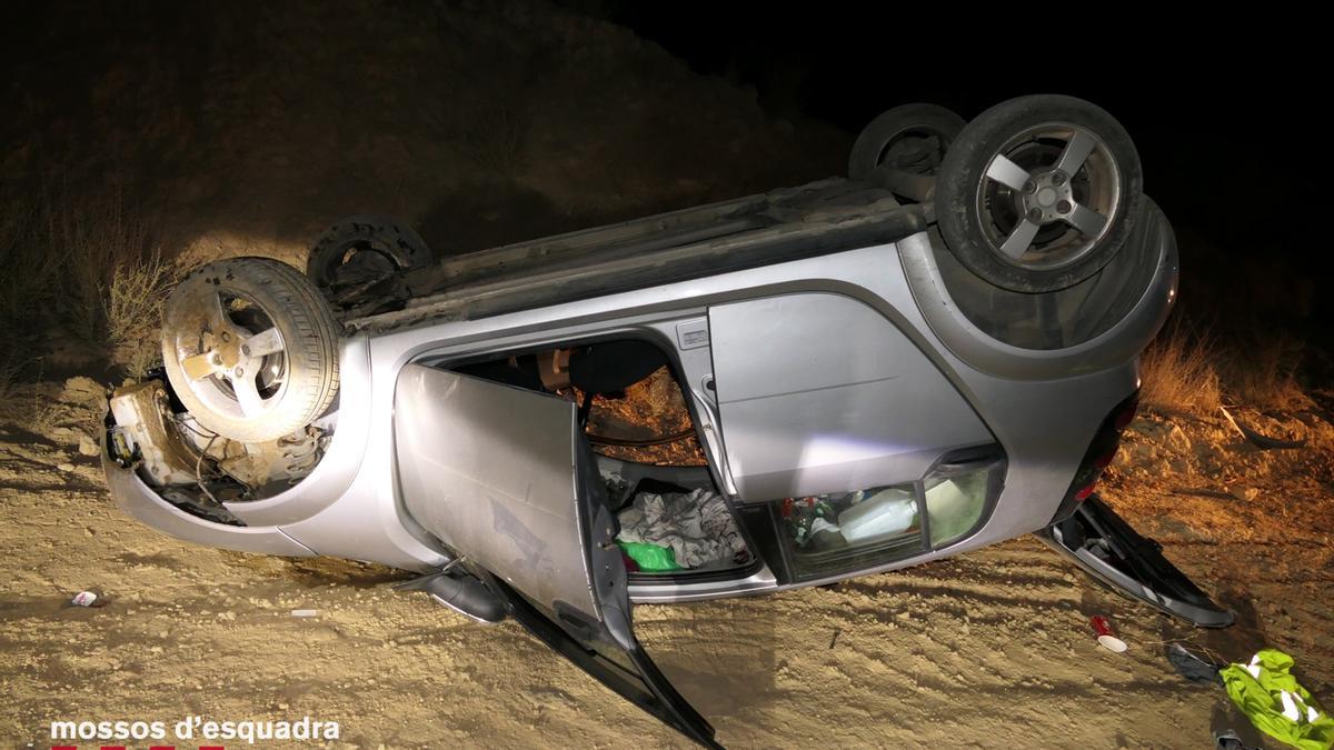 Un vehicle bolcat a Alpicat moments després que el conductor hagi atropellat tres joves i hagi fugit del lloc