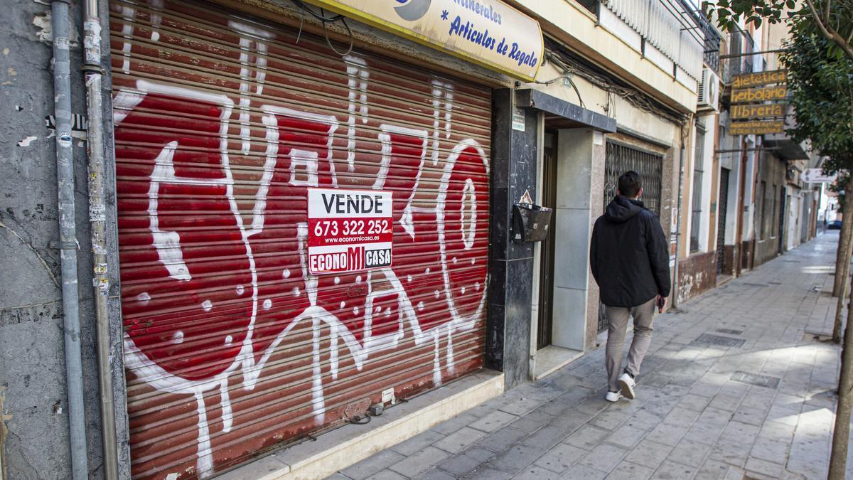 Un comercio con las persianas cerradas en el barrio alicantino de Benalúa.