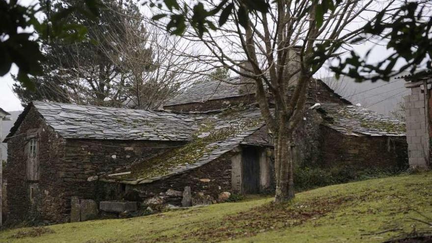 Conjunto de casas abandonadas en una aldea del concello coruñés de As Pontes.