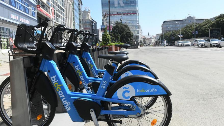 Vehículos de BiciCoruña en la estación del servicio en el Cantón Grande.