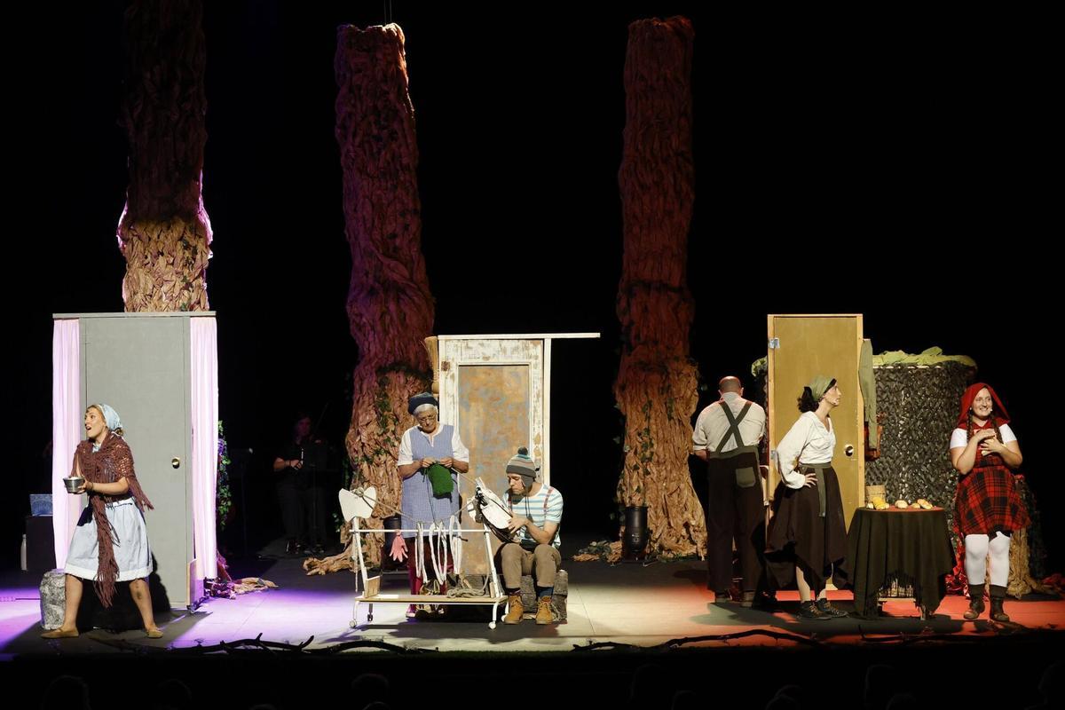 Girona. Teatre Municipal. Inauguracio 26a edicio del FITAG Festival Internacional de Teatre Amateur de Girona. Obra inaugural: Dins el bosc, de la companyia Quart Paradis.