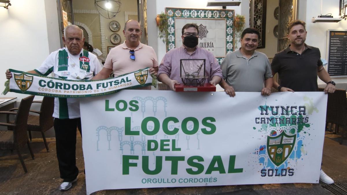 Presentación del trofeo por sus promotores y el presidente del club, García Román, en La Alquería.